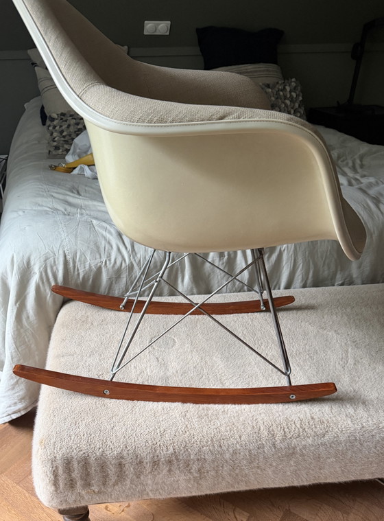 Sedia a dondolo vintage Eames RAR -Herman Miller- noce – Sedie da camera, Vetro (photo 5 of 5)
