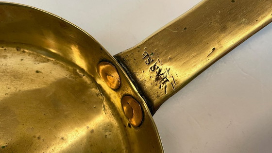 Image 1 of Antiker, niedriger Kerzenleuchter aus massivem Messing