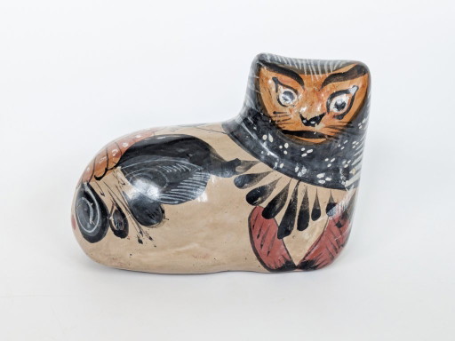 Figura vintage de gato de cerámica Tonalá, México, arte popular pintado a mano en ocre y negro. – decoratieve objecten