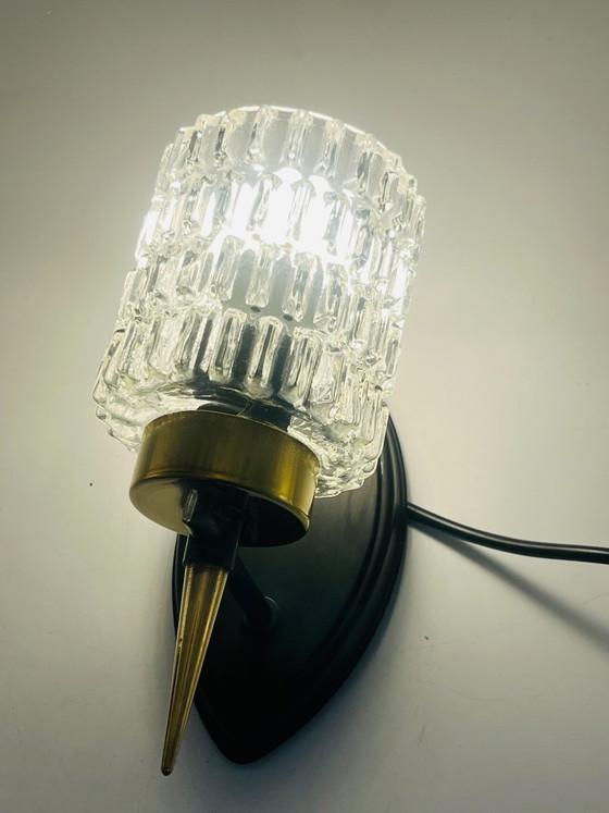 Image 1 of Een paar vintage wandlampen van getextureerd glas en messing, toegeschreven aan Maison Arlus.