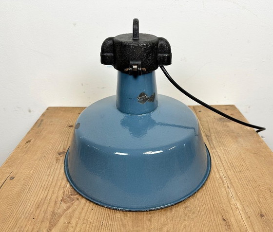 Image 1 of Lampada da fabbrica industriale in smalto blu con parte superiore in ghisa, anni '60