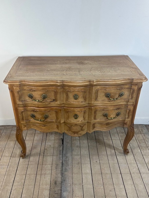 Commode de style Louis XV en bois sculpté