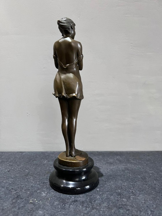 Image 1 of Scultura in bronzo di una donna in piedi su base di marmo