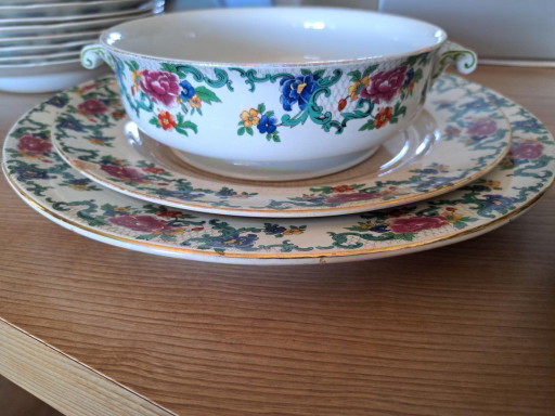 Engels servies, vermoedelijk bijna 100 jaar oud. 