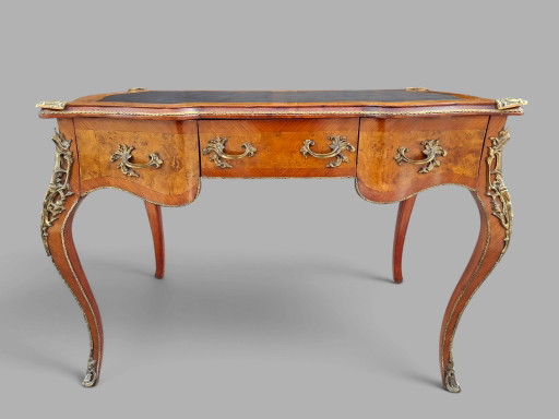 Bureau étroit classique avec incrustation de cuir, dimensions: 117x71cm et 82cm de haut.