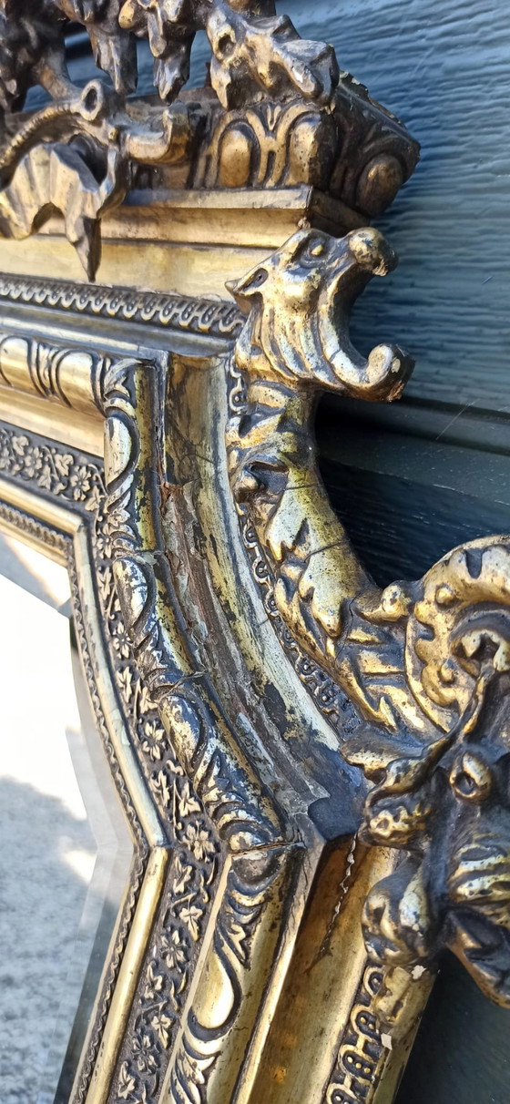 Image 1 of Grand miroir ancien à cadre doré et couronne