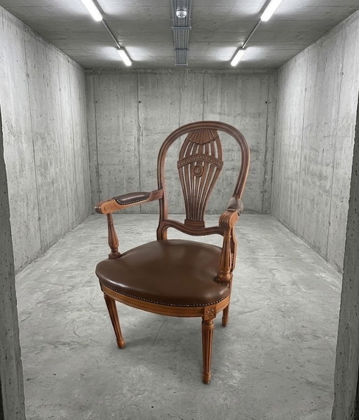 Fauteuil élégant à dossier en forme de bouclier de style Hepplewhite avec de magnifiques sculptures sur bois