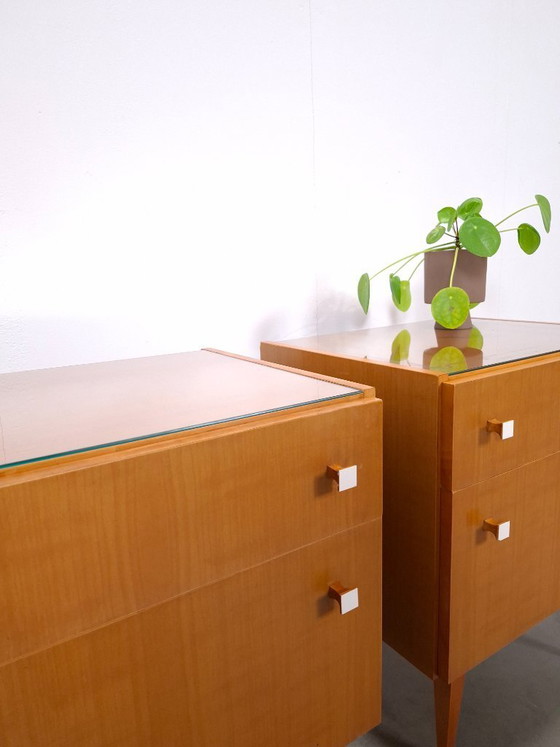 Image 1 of Set nachtkastjes met lades en witte grepen