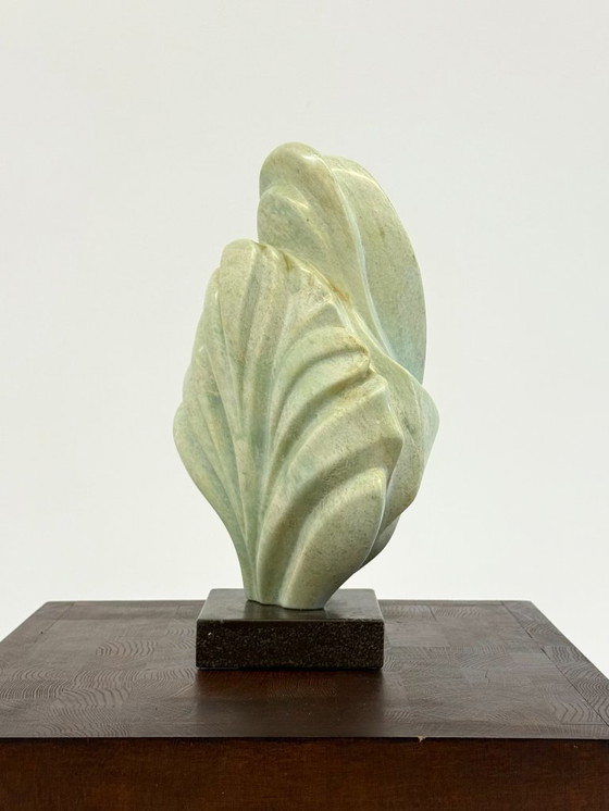 Image 1 of Groene natuursteen sculpture op marmeren Sokkel