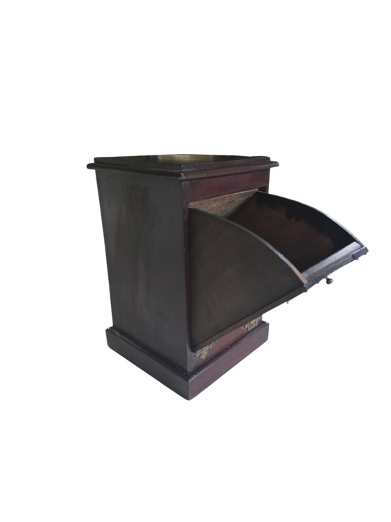 Image 1 of Coffre à charbon ancien en bois avec ferrures en laiton – plein de charme