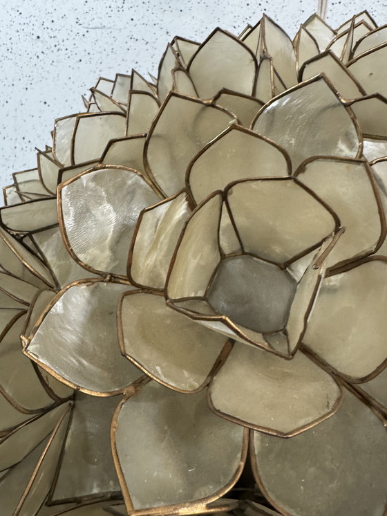 Image 1 of grande lampadario vintage composto da fiori in madreperla