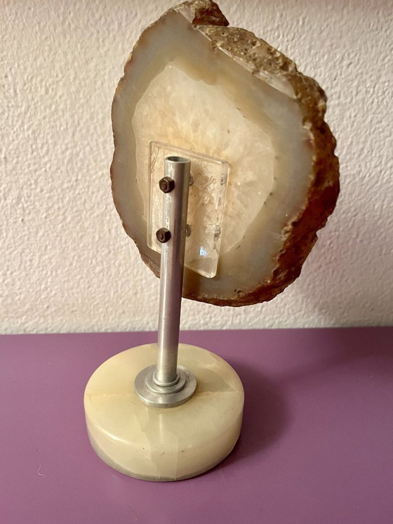 Image 1 of Weiße Achat-Geodenskulptur mit braunem Rand.