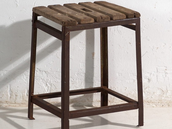 Antique industrial stool in pine wood and iron – Central Europe, circa 1950 – Industrieel (photo 2 of 40)