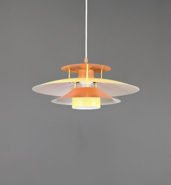 Pendelleuchte im Mid-Century-Modern-Stil aus gelbem und orangefarbenem Metall, Dänemark, 1970er Jahre (photo 2 of 9)