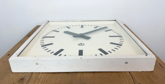 Grande horloge murale carrée blanche de style industriel, de CTW, 1960 – Pendules, Glass, Iron (photo 8 of 19)