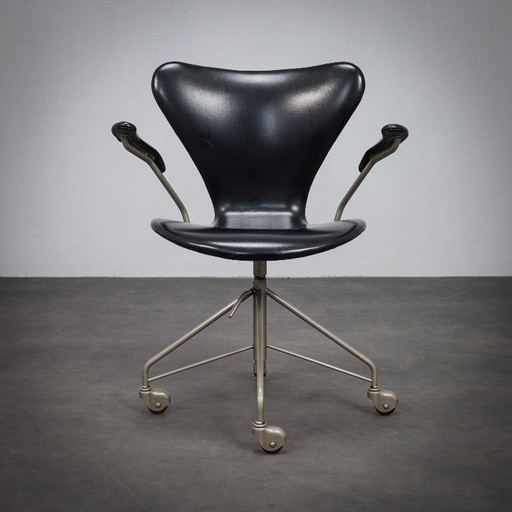 Sedia da ufficio modello 3217 di Arne Jacobsen per Fritz Hansen, prima edizione, anni '50.