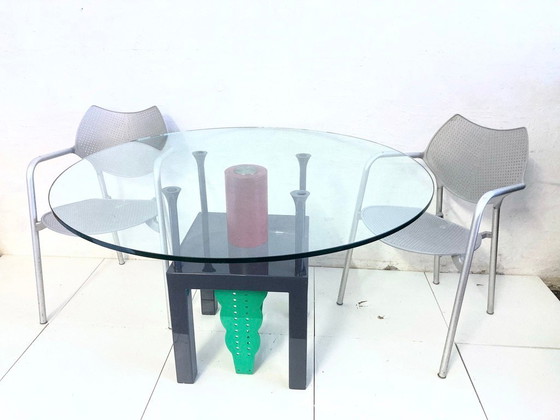 Image 1 of Mesa de comedor redonda estilo Memphis, de metal y cristal, diseño de los años 80/90.
