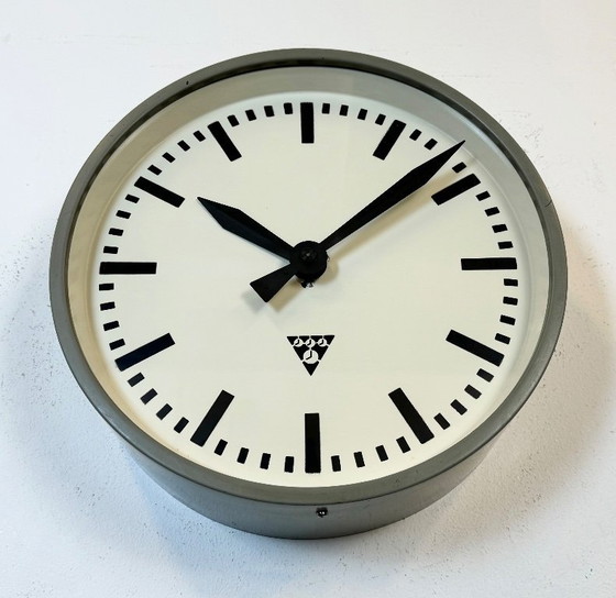 Image 1 of Grijze industriële fabriekswandklok van Pragotron, jaren 60