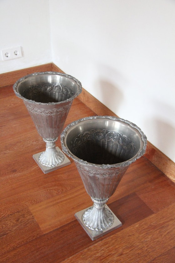 Image 1 of 2 monumentale silberfarbene Ziervasen