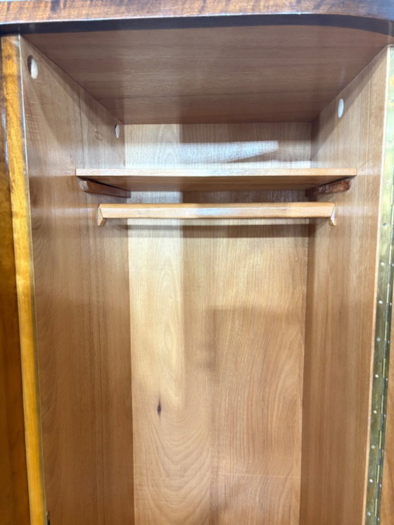 Image 1 of Zeer mooie houten kledingkast/linnenkast uit het midden van de vorige eeuw, in vintage stijl.