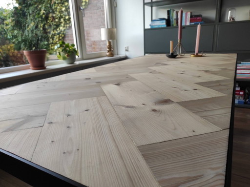 Unieke robuuste circulaire eettafel van Triboo (180 x 90 cm)