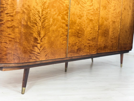 Image 1 of Zeer mooie houten kledingkast/linnenkast uit het midden van de vorige eeuw, in vintage stijl.