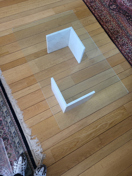 Image 1 of Table basse en verre avec base en marbre blanc