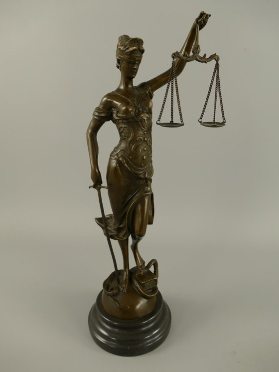 Image 1 of Estatua de bronce de la Dama de la Justicia