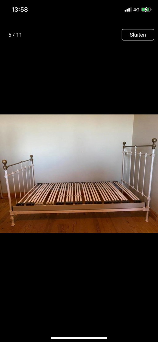 Letto antico in ghisa con rete a doghe