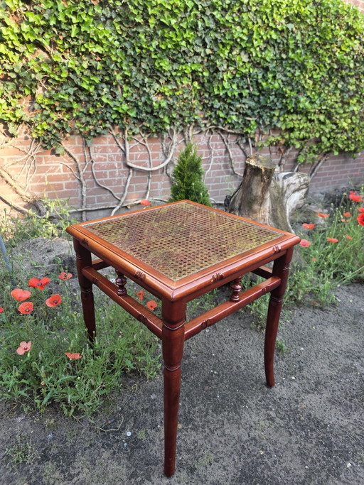 Vintage faux bamboo bijzettafel met glas en Weens vlechtwerk