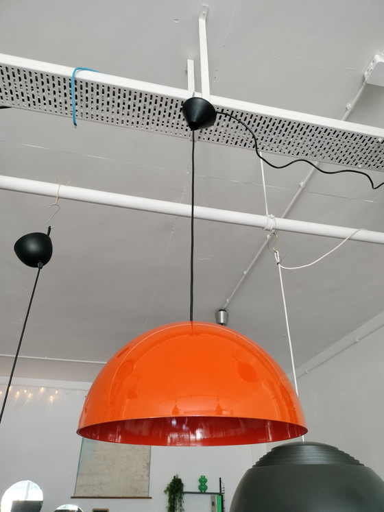 Image 1 of Lampada a sospensione vintage retrò in plexiglass arancione, stile Space Age.