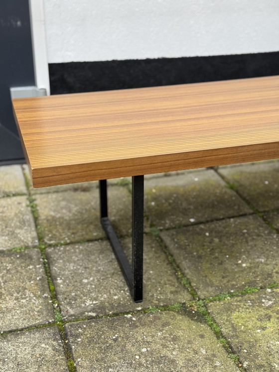 Image 1 of Tavolino da caffè impiallacciato in noce