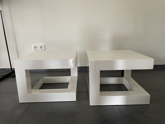 Image 1 of 2 tavoli geometrici bianchi/neri 40 x 40, in legno laccato.