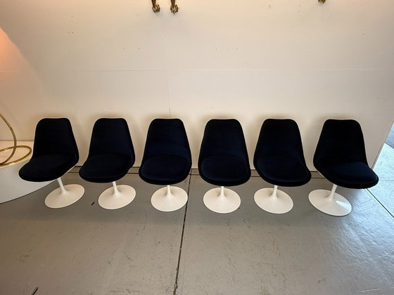 Image 1 of 6 sedie Seat Side rivestite in velluto blu, disegnate da Eero Saarinen per Knoll nel 1970.