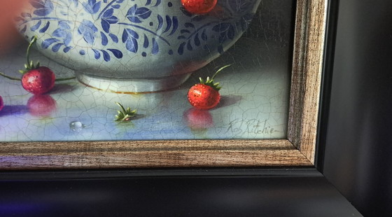 Image 1 of Fresas silvestres en cuenco antiguo