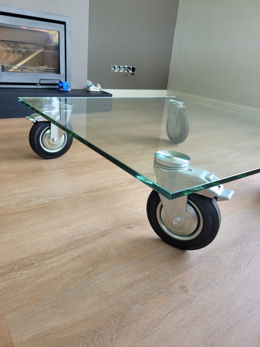 Table basse carrée sur roulettes robustes