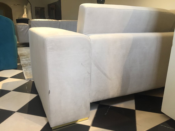 Image 1 of ANA ROQUE „KOI“ Sofa – Hellgrauer Samt & Gestell aus gebürstetem Goldmetall