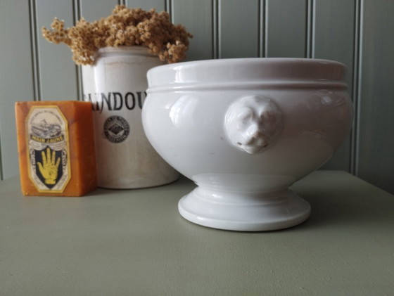 Image 1 of Pequeña sopera de porcelana gruesa con asas en forma de cabeza de león