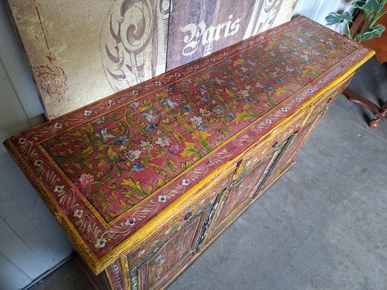 Image 1 of Handgeschilderde oosters dressoir commode, slaapkamer meubel afm: 139x39cm en 90cm hoog.