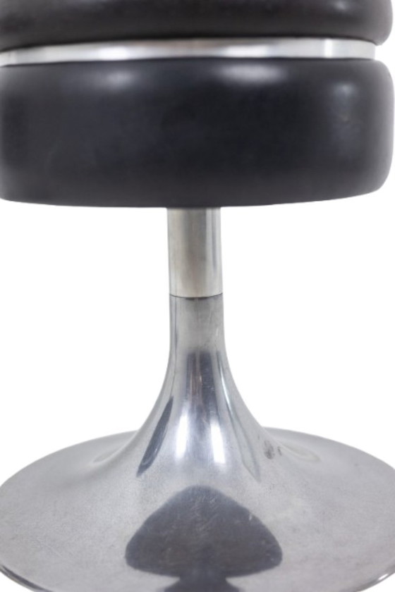 Image 1 of Sgabello basso cilindrico nero con base in acciaio. Anni '70