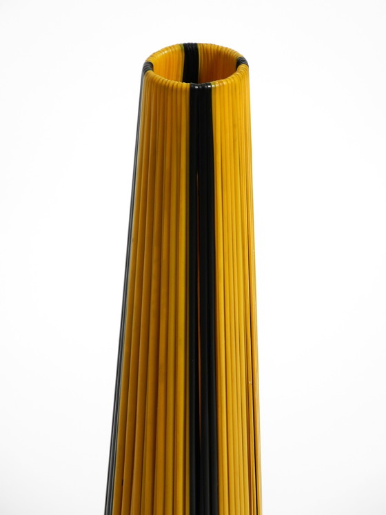 Image 1 of Seltene schöne Mid-Century Modern Tripod Messing Tischlampe mit Wrapped Nylon Strip Lampenschirm