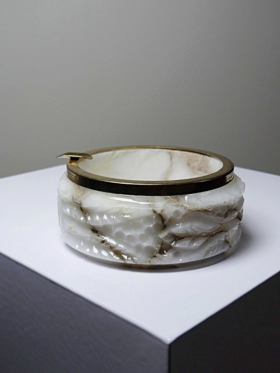 Image 1 of Kleiner, antiker, geschnitzter Alabaster-Aschenbecher aus der Hollywood Regency/Mid-Century-Ära.