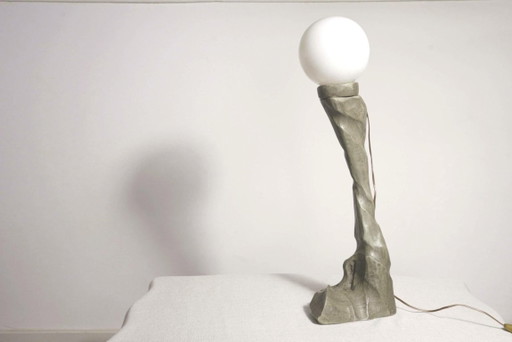 Brutalistisch geschnitzte Holz-Tischlampe Vintage Skulptural Organisch Modern Opalglaskugel