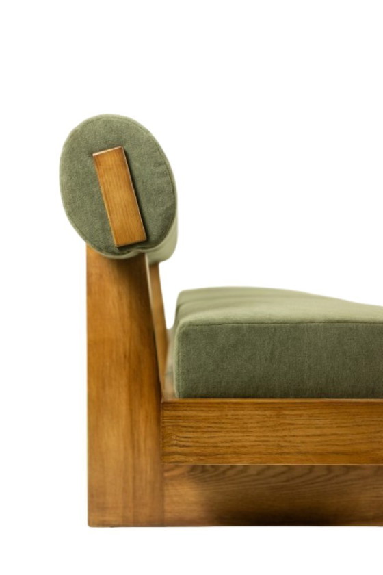 Image 1 of Banco de tres plazas en fresno claro y terciopelo mohair verde. Contemporáneo.