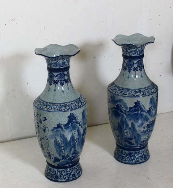 Image 1 of Een paar monumentale Chinese vazen met kobaltblauwe decoratie, eind 20e eeuw.
