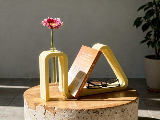 Image 1 of Présentoir à livres imprimé en 3D avec porte-lunettes et vase pour tubes à essai – PLA jaune coquille d'œuf