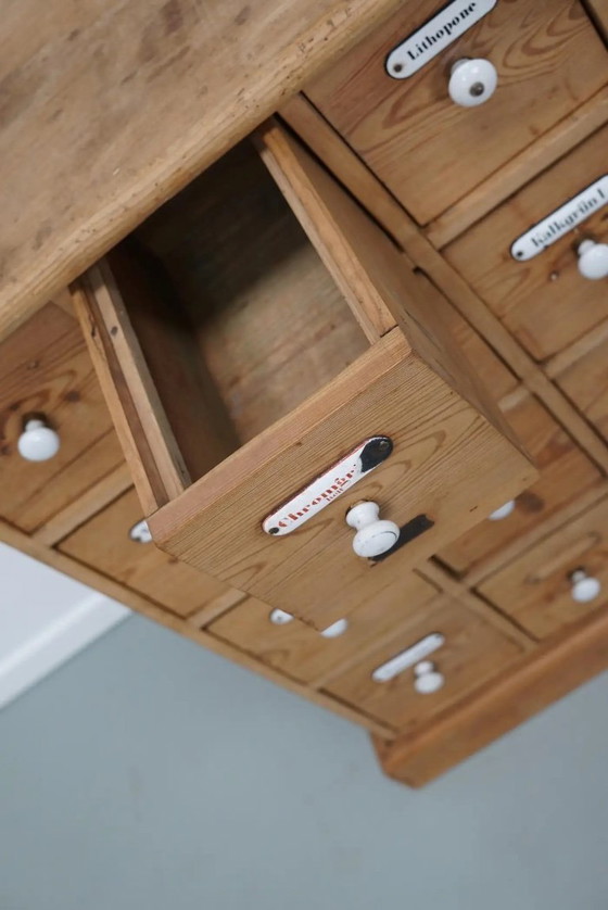 Image 1 of Antiker deutscher Kiefernholz-Apothekerschrank mit Emailleplaketten, 1900er Jahre