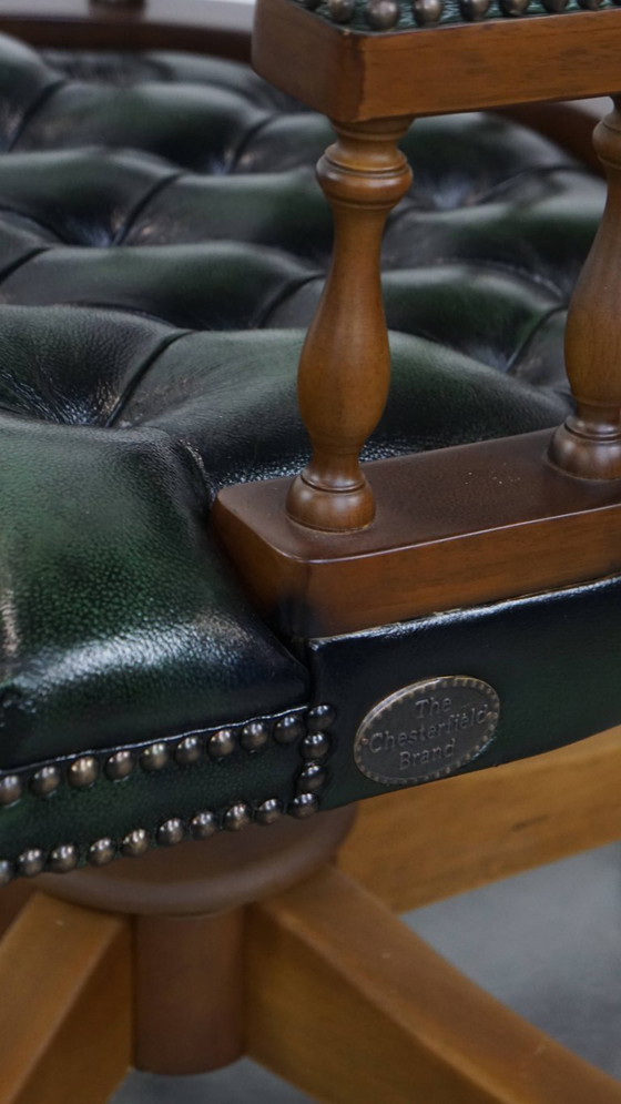 Image 1 of Dunkelgrüner Chesterfield-Bürostuhl aus Rindsleder und Holz auf Rollen