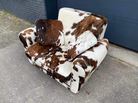 Image 1 of Alfred P baxter fauteuil koeienhuid 