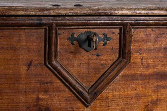 Image 1 of Cassapanca in legno con coperchio, fine XVIII secolo.